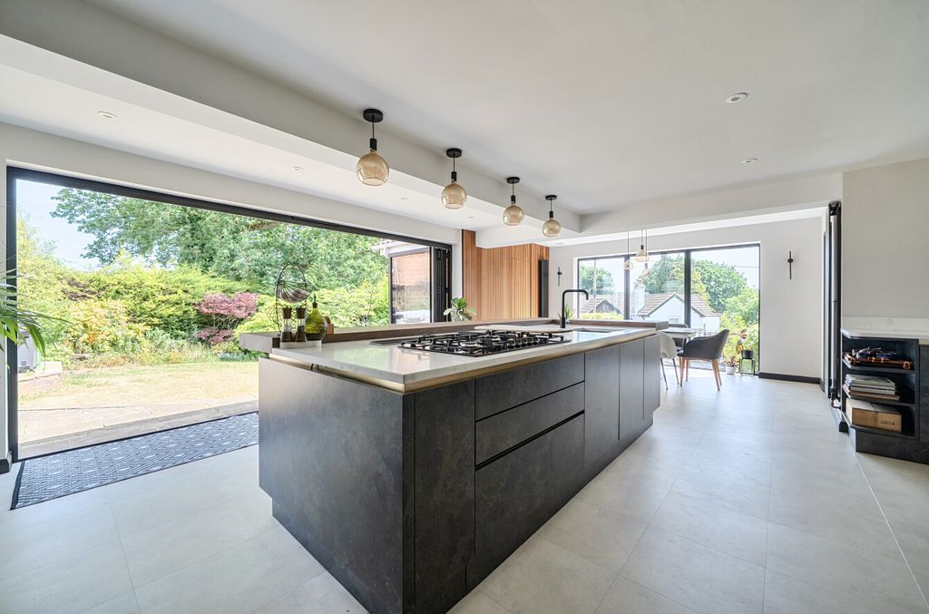 Property photo 2 of 23 1458570-10-6A1830...