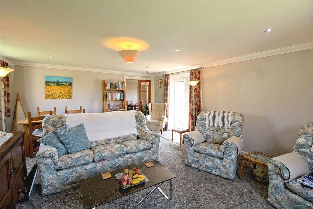 Property photo 3 of 22 Lounge