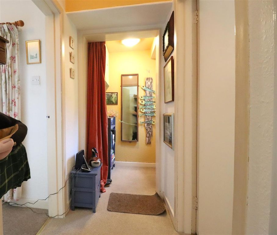 Property photo 3 of 28 Entrance Hall