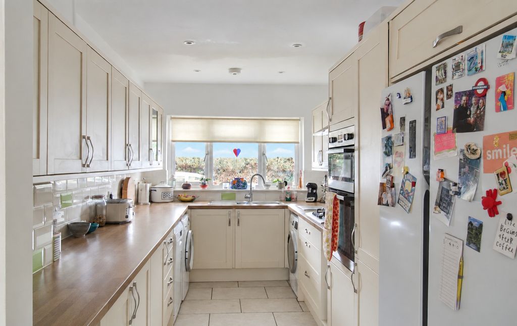 Property photo 3 of 18 Kitchen