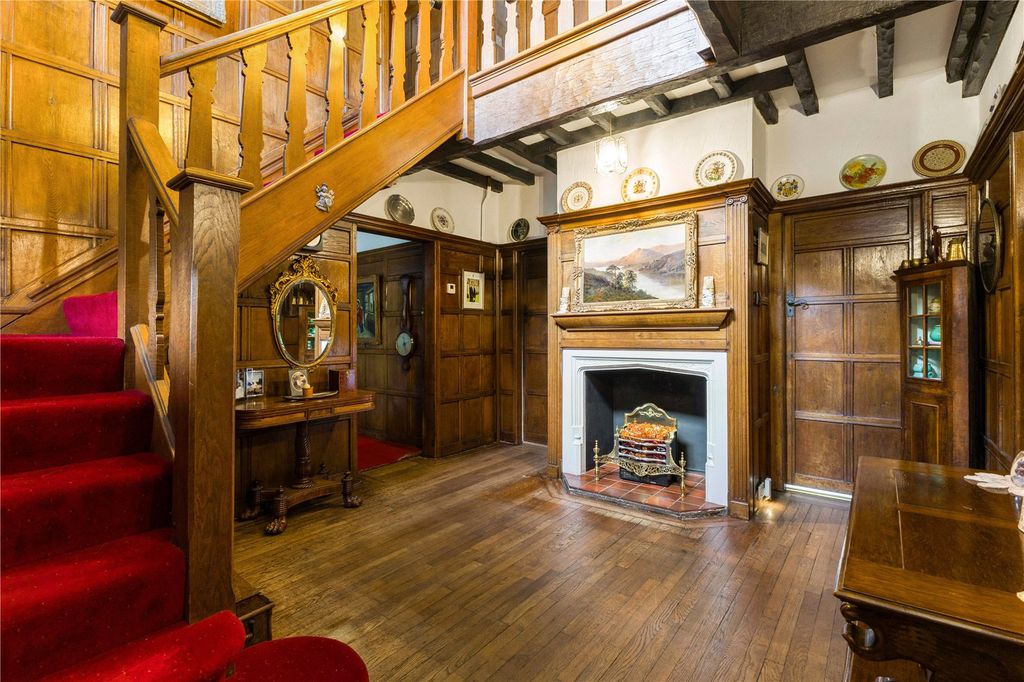 Property photo 3 of 13 Hall