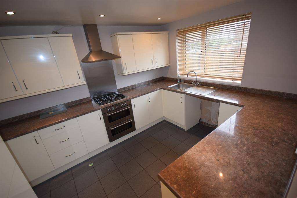 Property photo 2 of 11 Kitchen