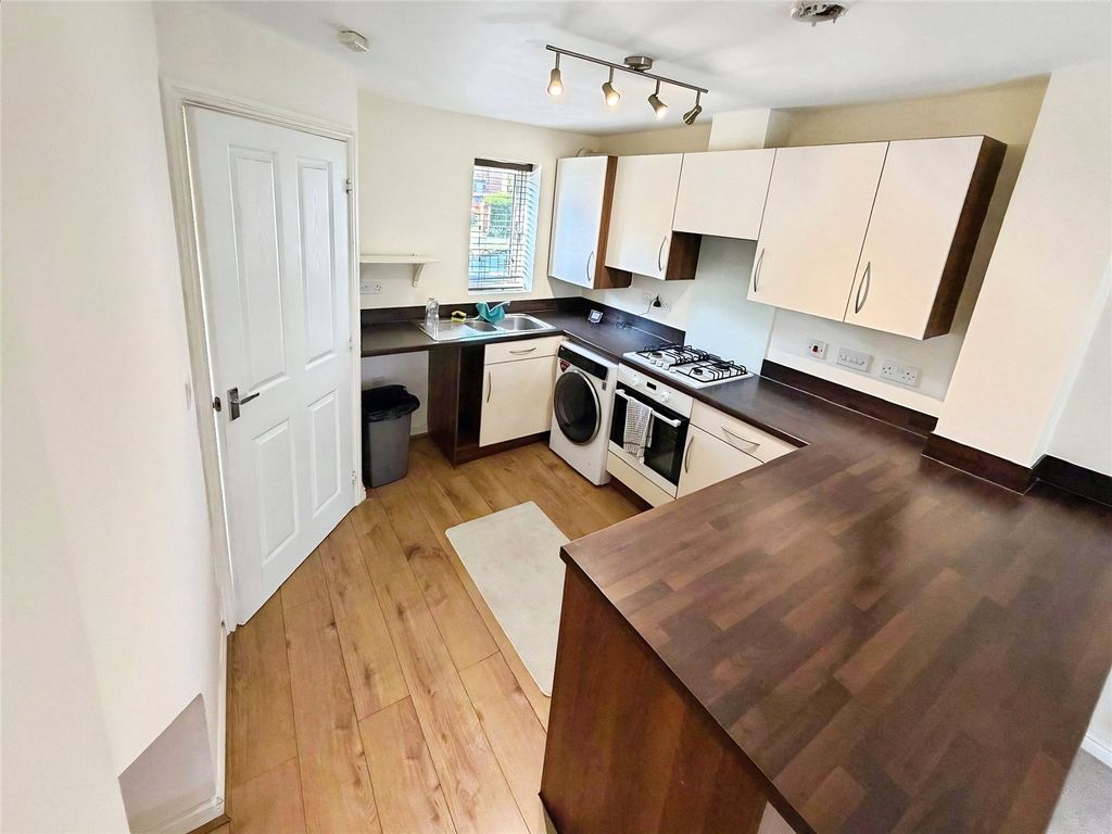 Property photo 3 of 11 Kitchen