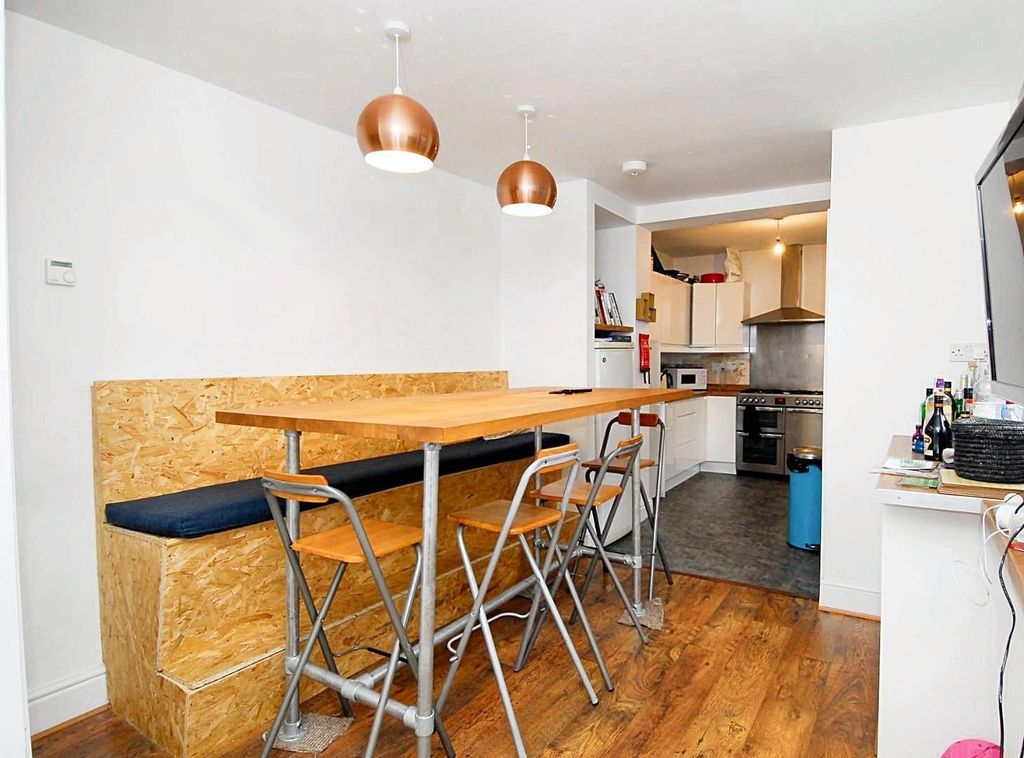 Property photo 1 of 9 50 Furze Kitchen.Jpeg