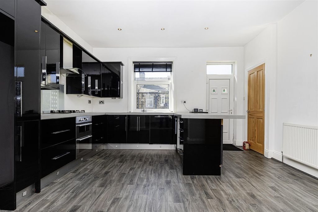 Property photo 2 of 31