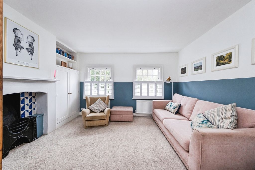 Property photo 2 of 20 Lounge