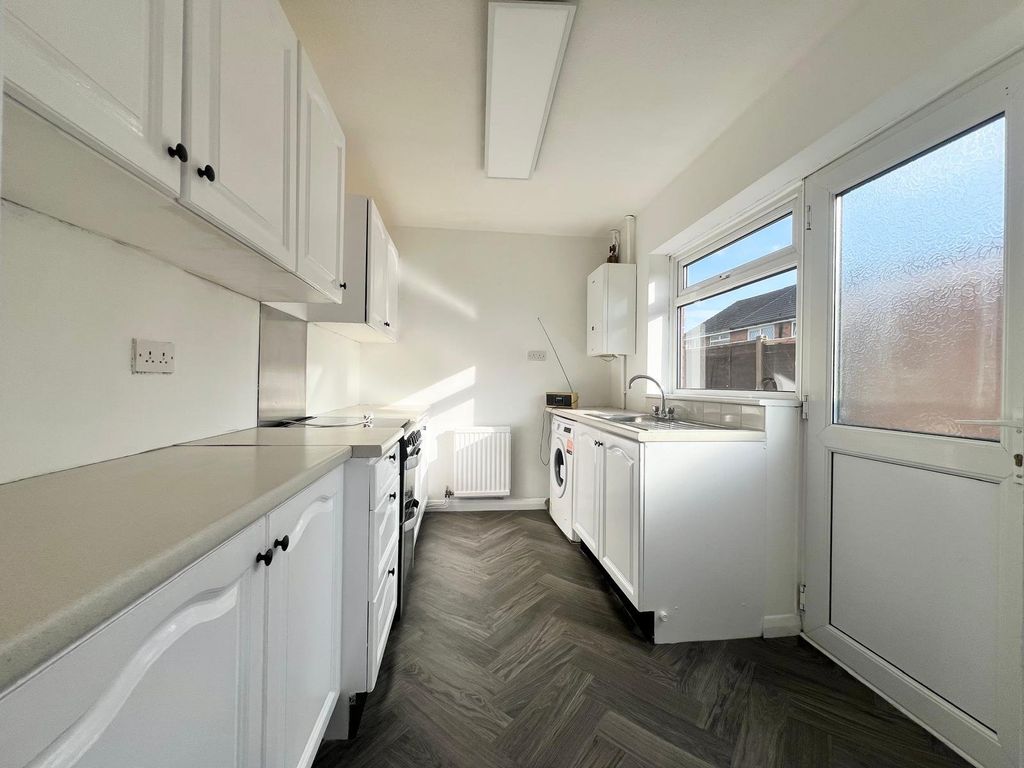 Property photo 3 of 8 Kitchen