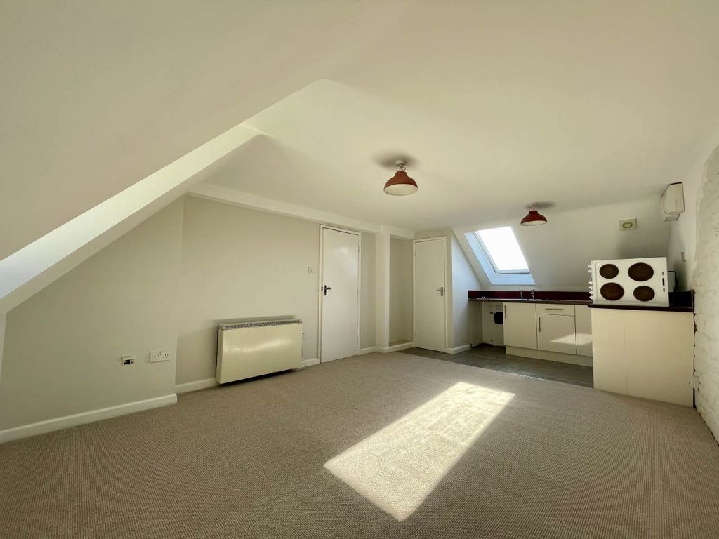 Property photo 2 of 6 Lounge 1