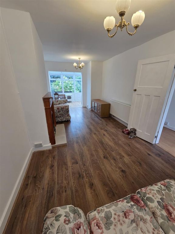 Property photo 3 of 11 82 Glenden Road 5.Jpeg