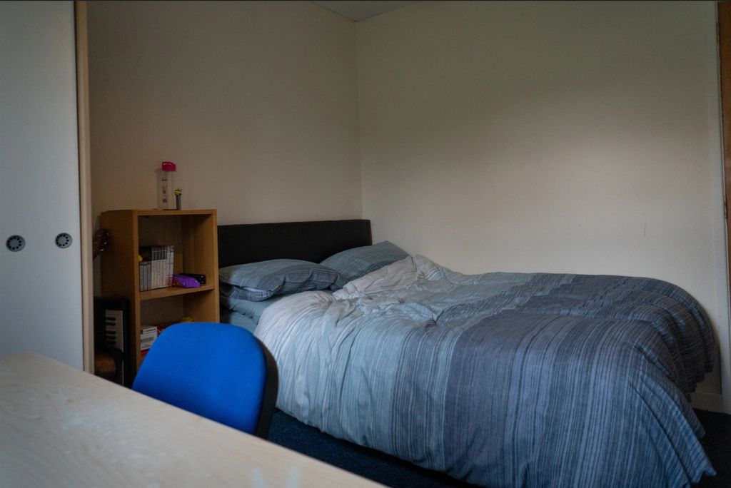 Property photo 3 of 6 A Cozy Double Bedroom Featuring A Comfortable Bed ...