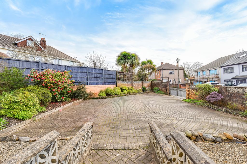 Property photo 2 of 33