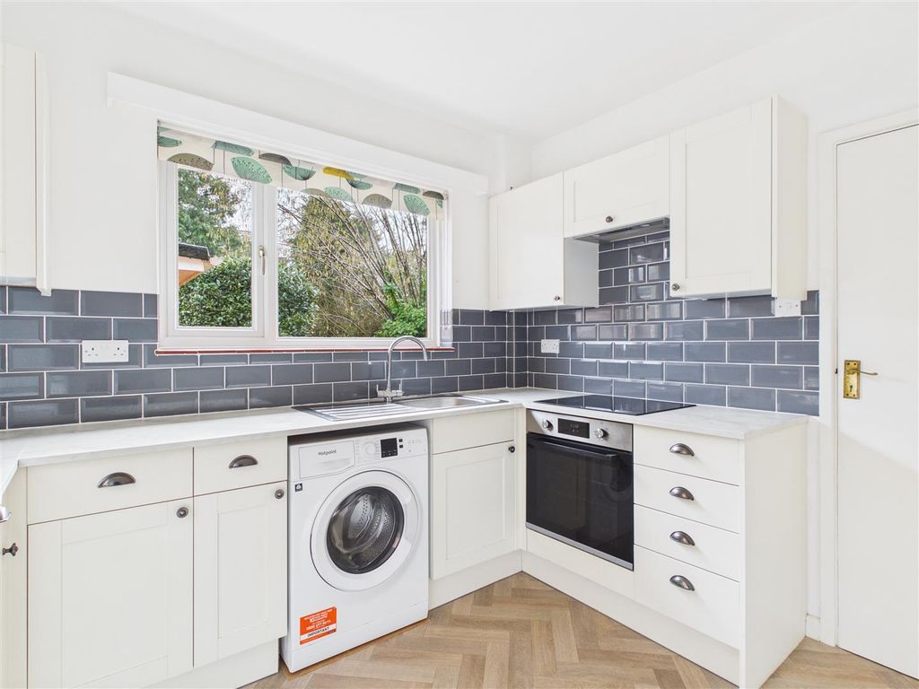 Property photo 3 of 10 8 Matford Lane - 03.Jpg