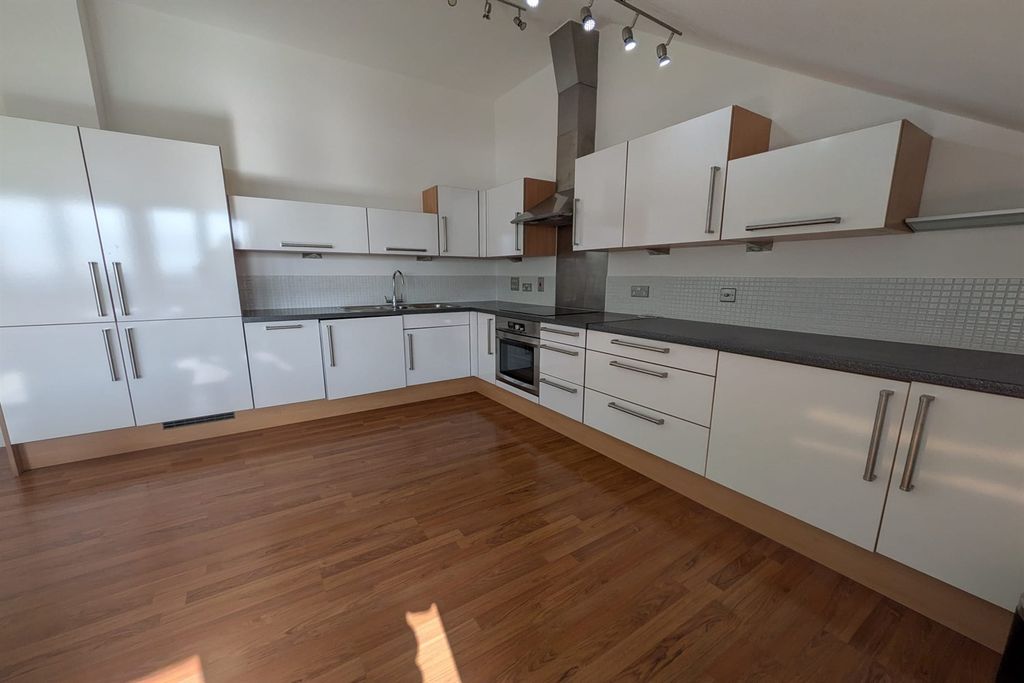 Property photo 1 of 9 (Main)