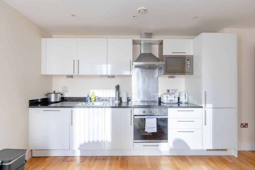 Property photo 2 of 31