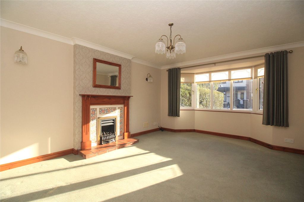 Property photo 3 of 18 Lounge