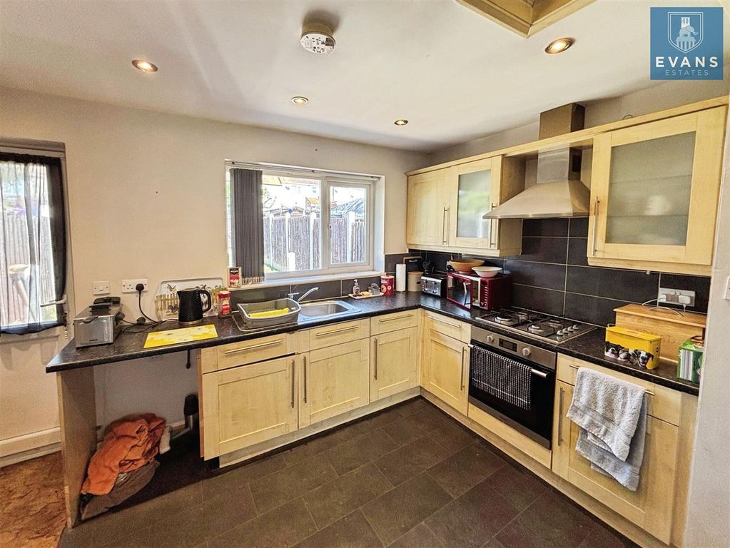 Property photo 3 of 18 Kitchen