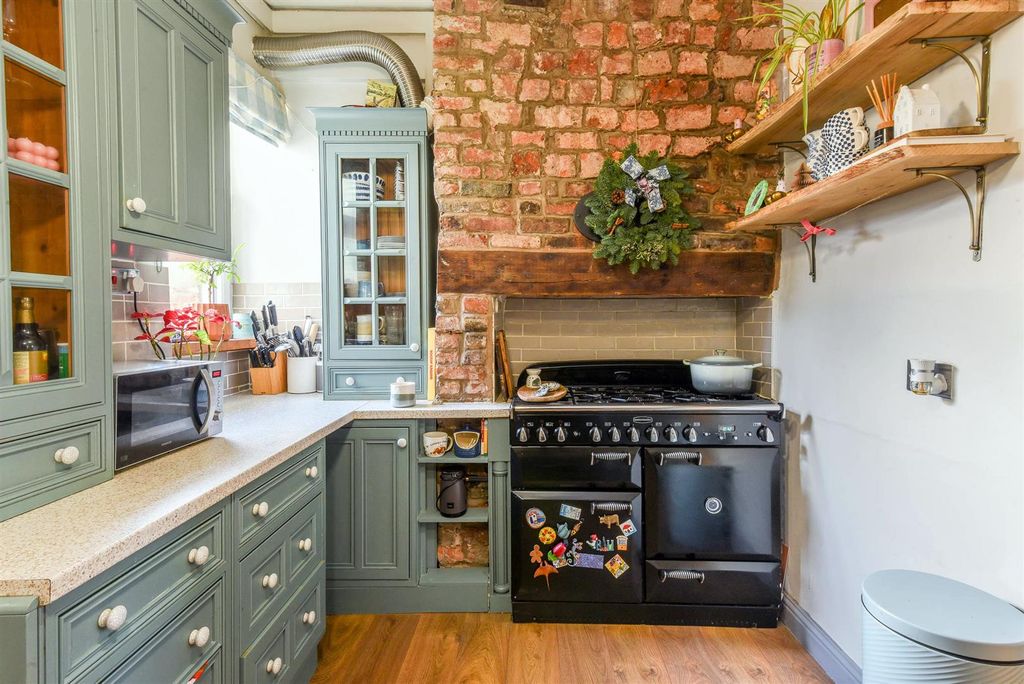 Property photo 3 of 19 Kitchen