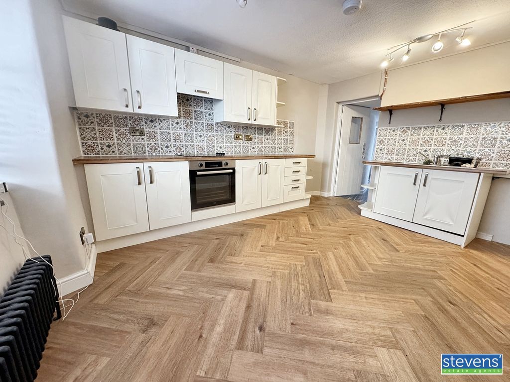 Property photo 3 of 11 Image00010