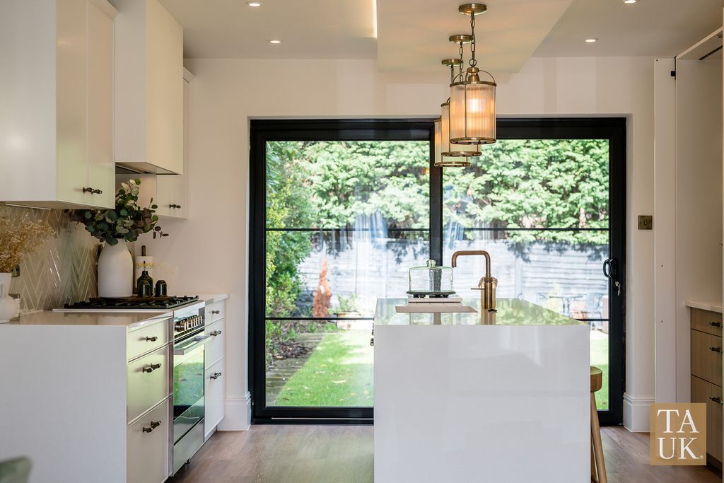 Property photo 2 of 31