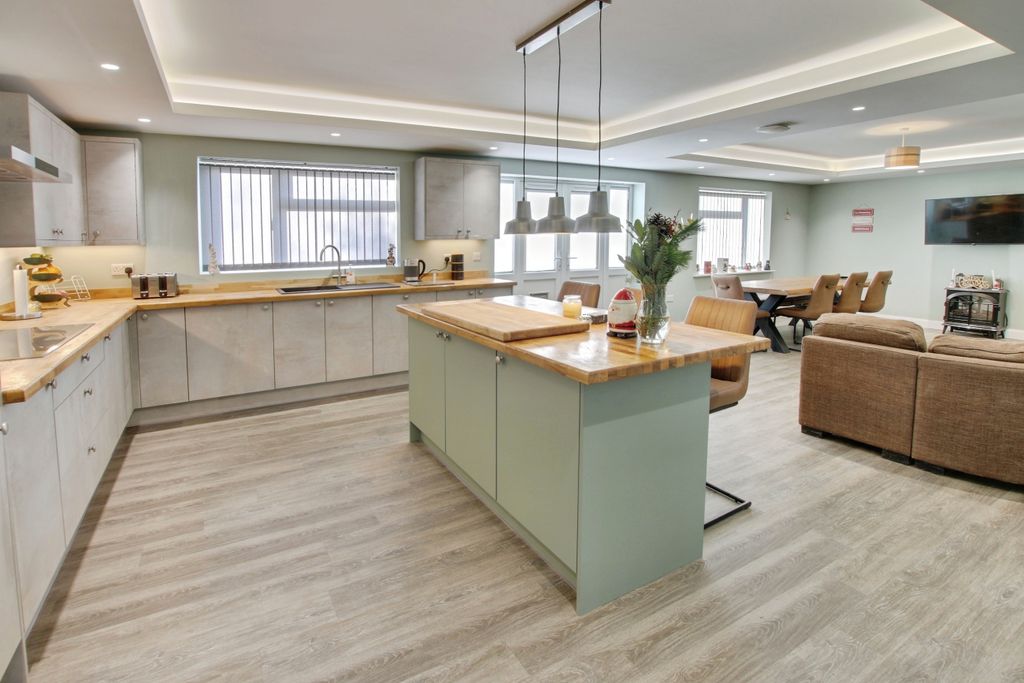 Property photo 2 of 27