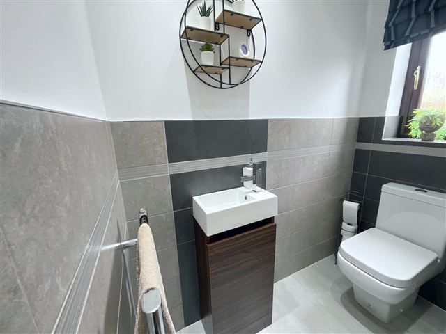 Property photo 3 of 20 Cloakroom