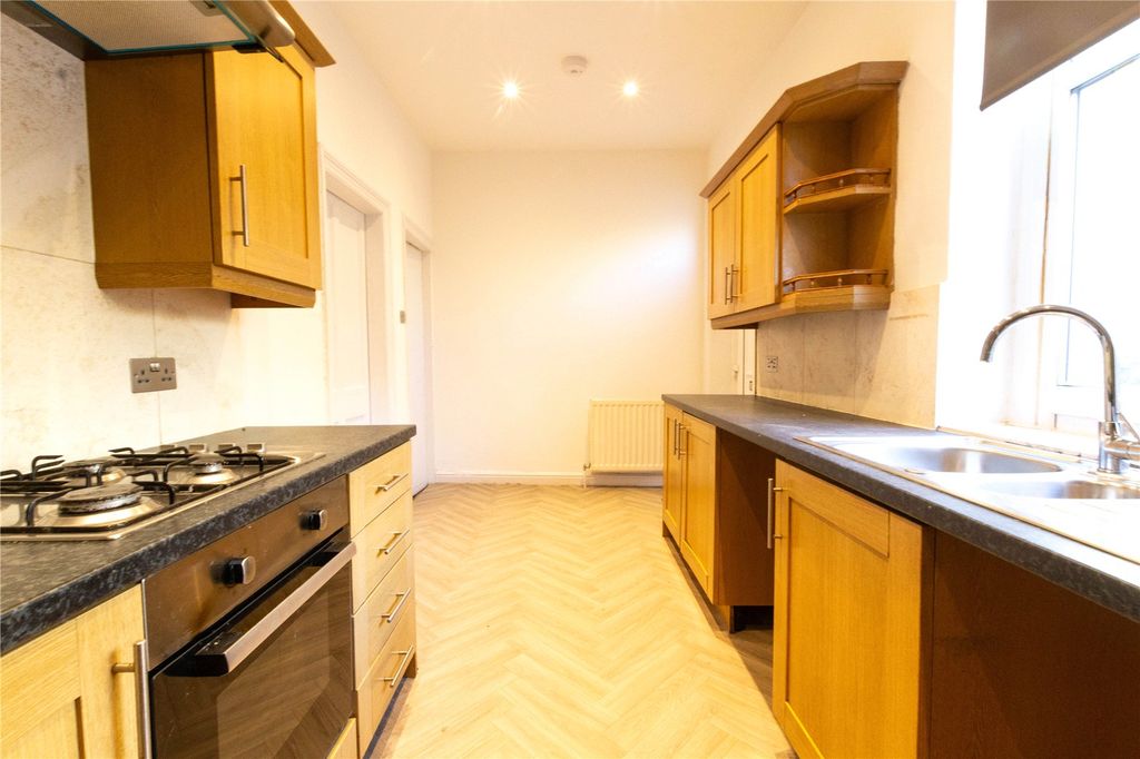 Property photo 2 of 18 Kitchen