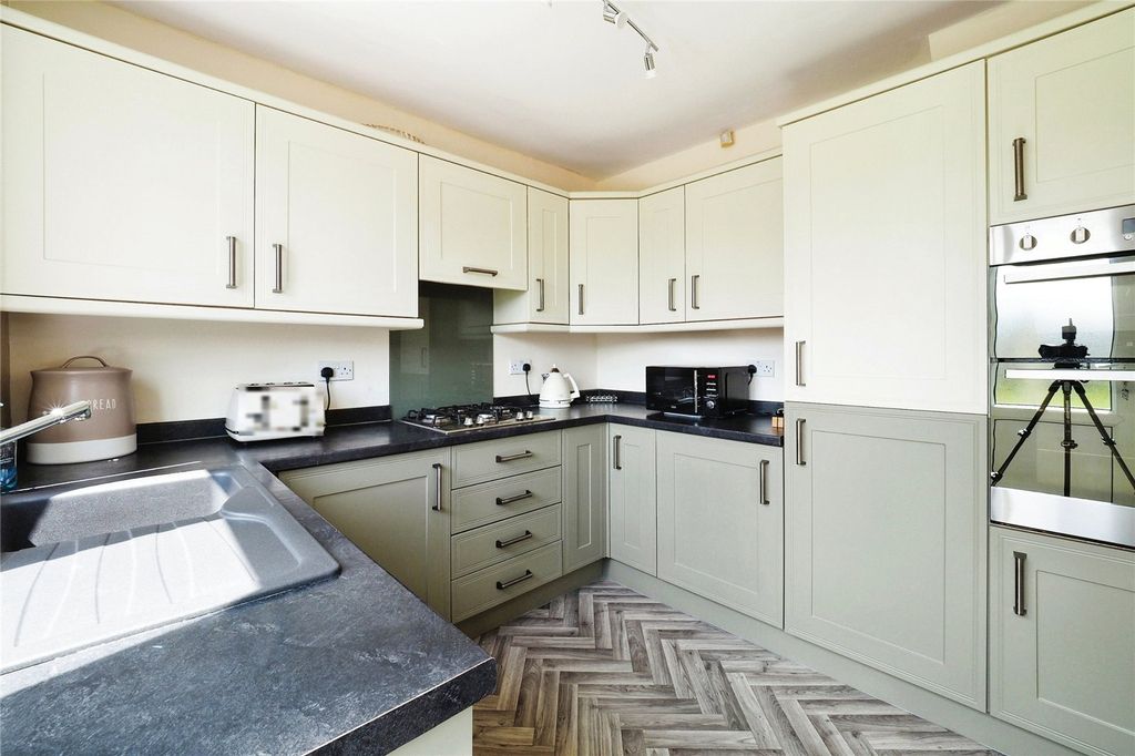 Property photo 2 of 14 Fitted Kitchen