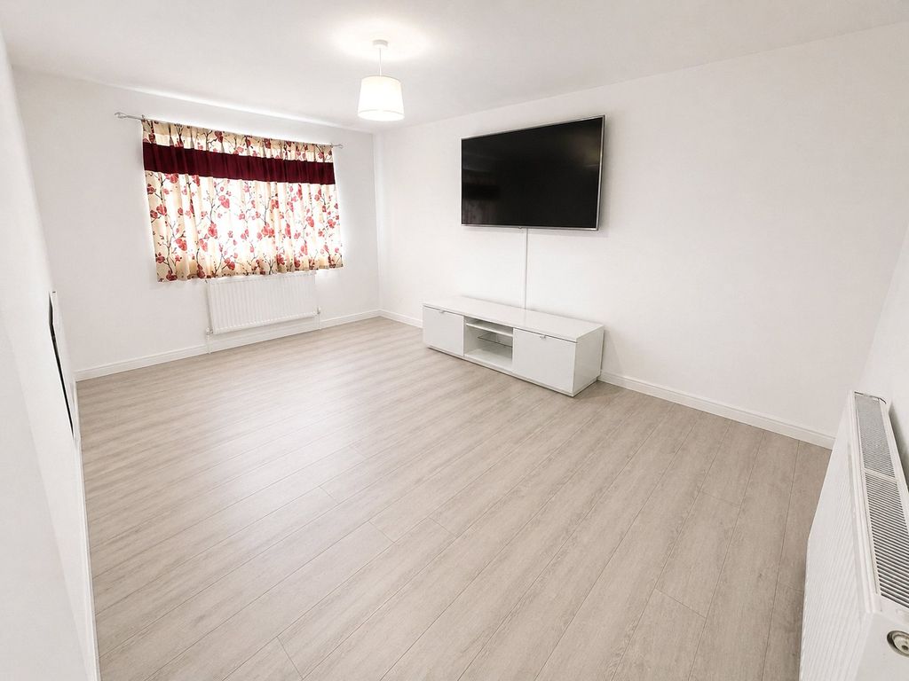 Property photo 3 of 9 Lounge