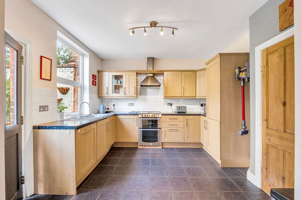 Property photo 2 of 39