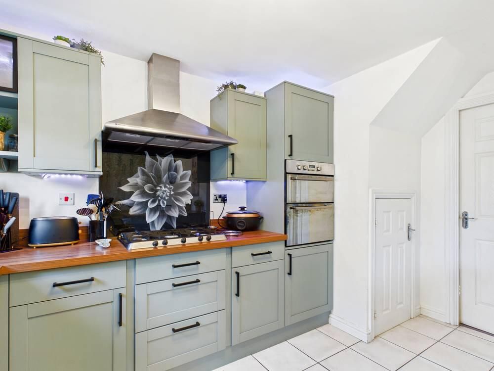 Property photo 3 of 26 Kitchen