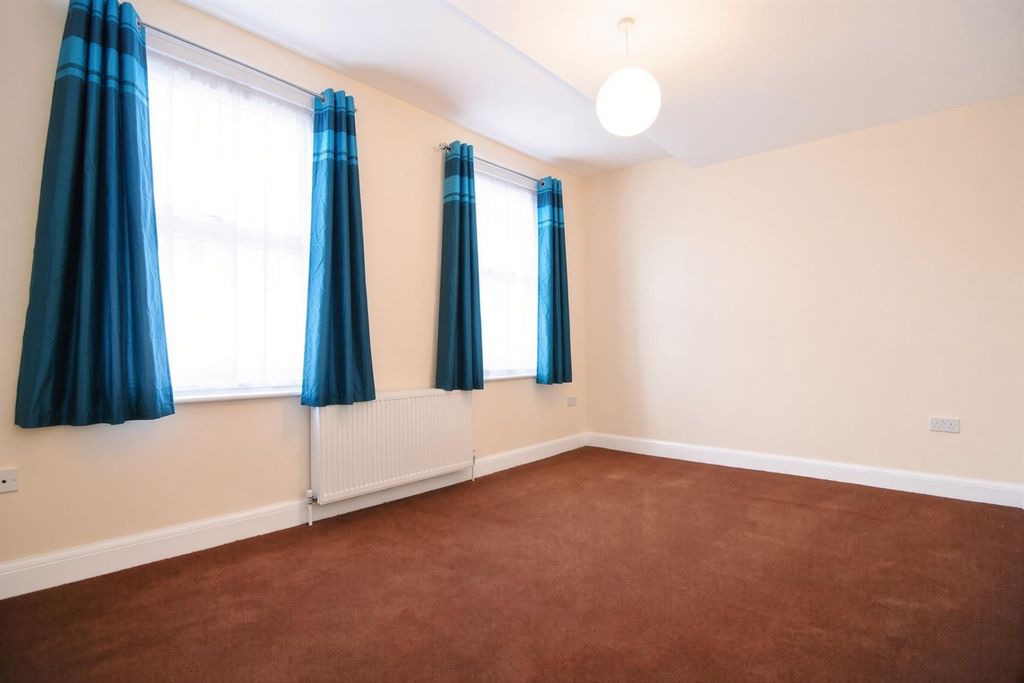 Property photo 2 of 6 Bed.Jpg
