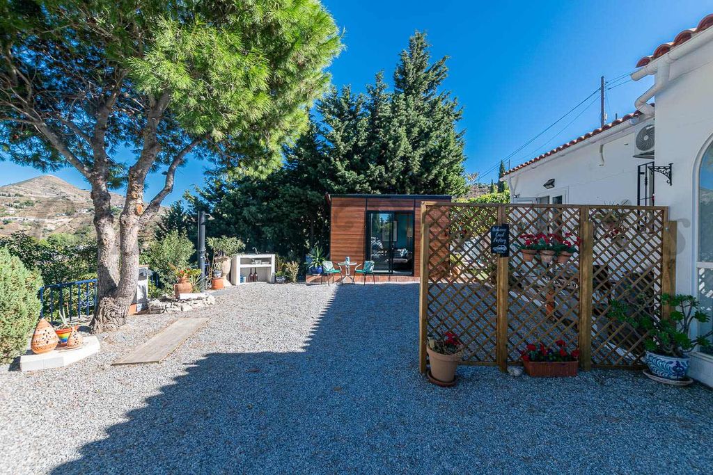 Property photo 2 of 25