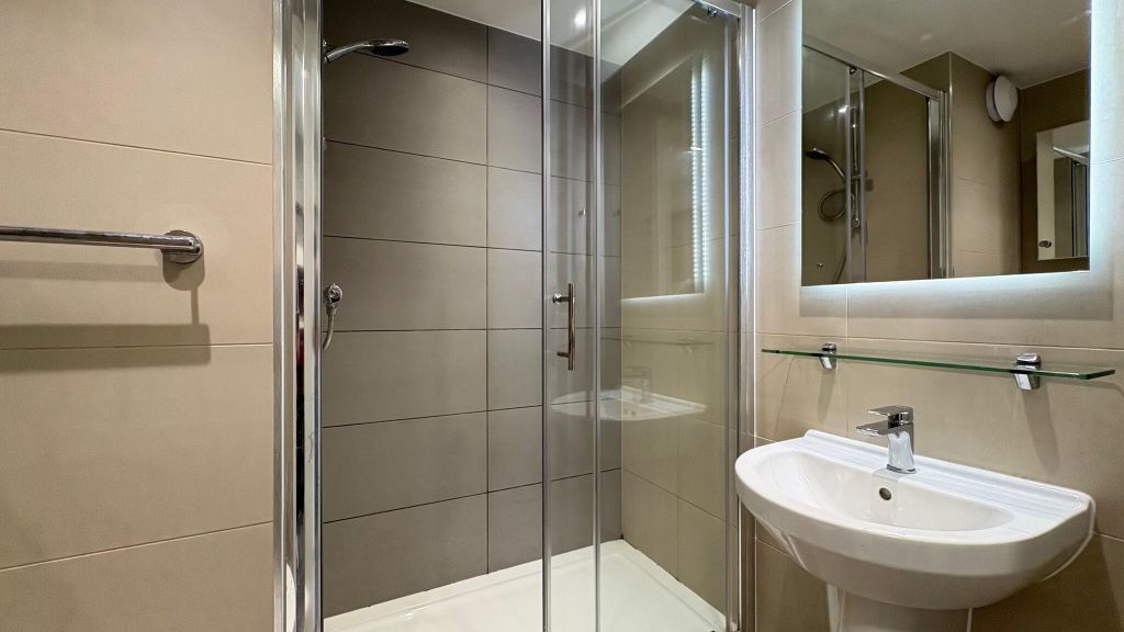 Property photo 3 of 33 Bathroom