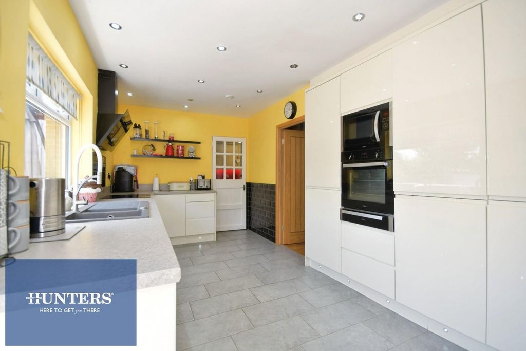 Property photo 3 of 16 Kitchen 6.Jpg