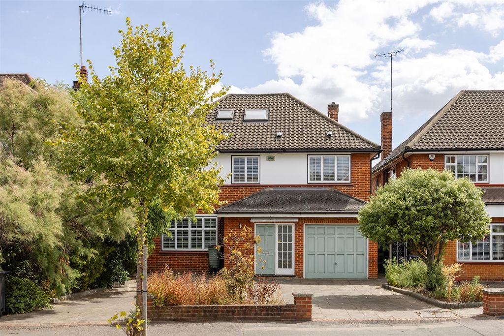 Property photo 1 of 47 Grove Park Road, E11