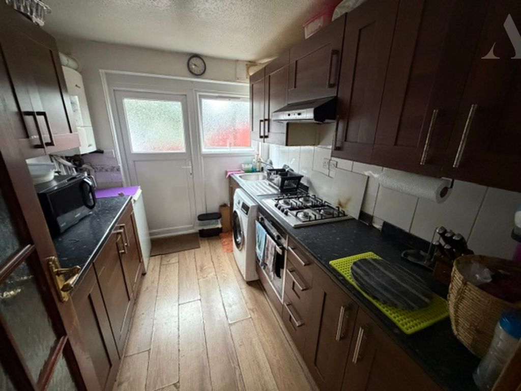 Property photo 3 of 11 9 Goodwood Close Kitchen.Jpeg