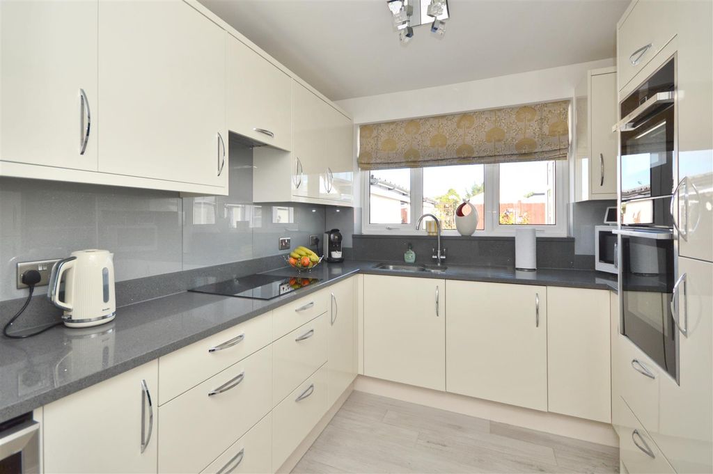 Property photo 3 of 14 Kitchen