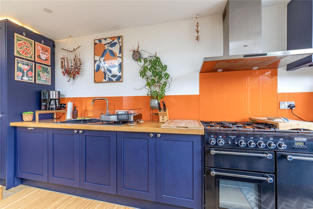 Property photo 3 of 25 Kitchen