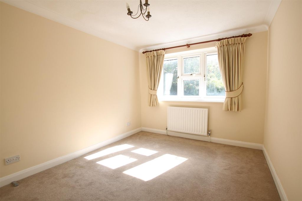 Property photo 3 of 9 Bedroom.Jpg