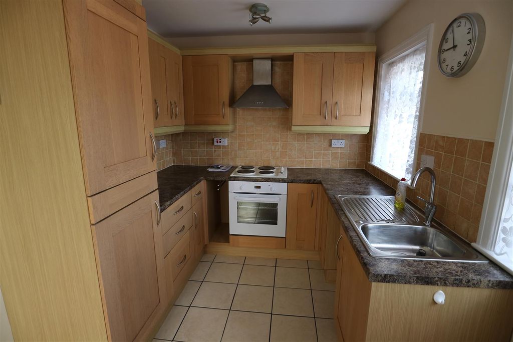 Property photo 3 of 8 Kitchen