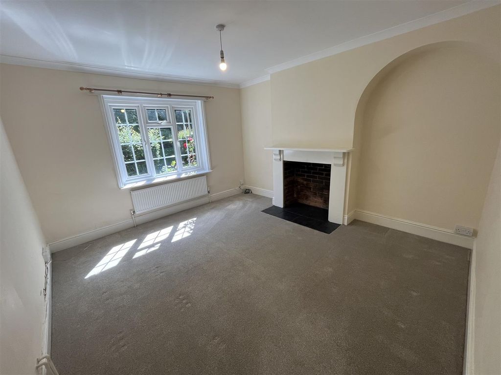 Property photo 2 of 16 Lounge