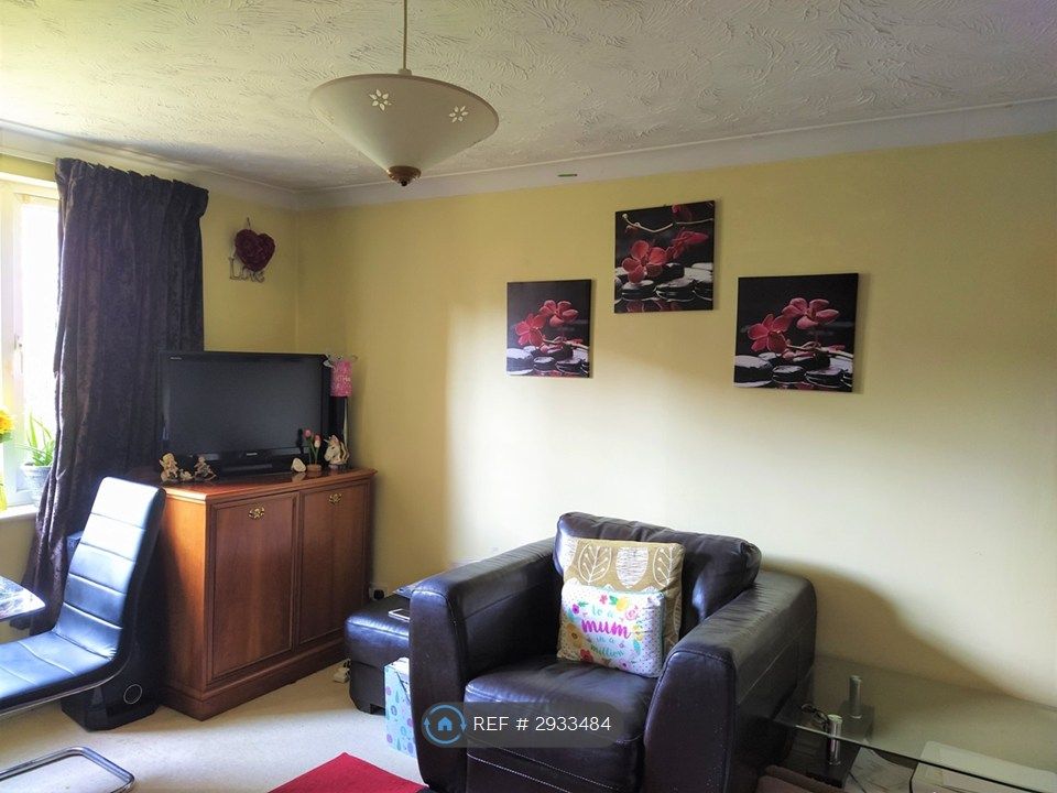 Property photo 3 of 11 Living Room