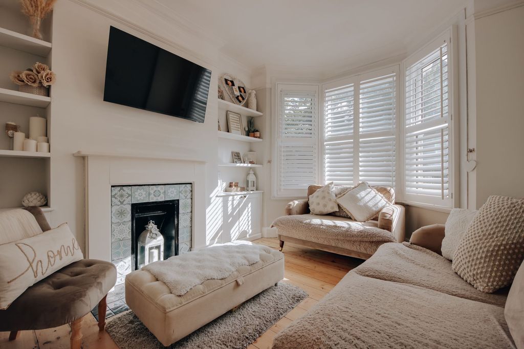 Property photo 1 of 11 Living Room