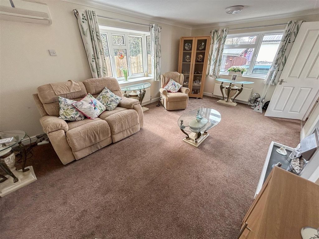 Property photo 2 of 22 Lounge