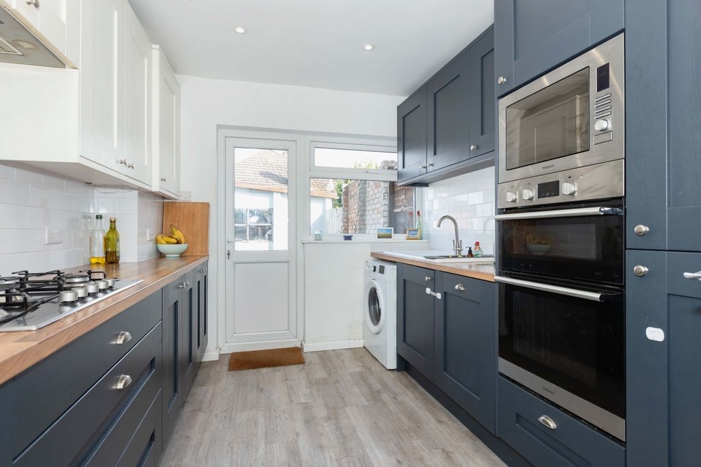 Property photo 3 of 19 Wiston Ave_7