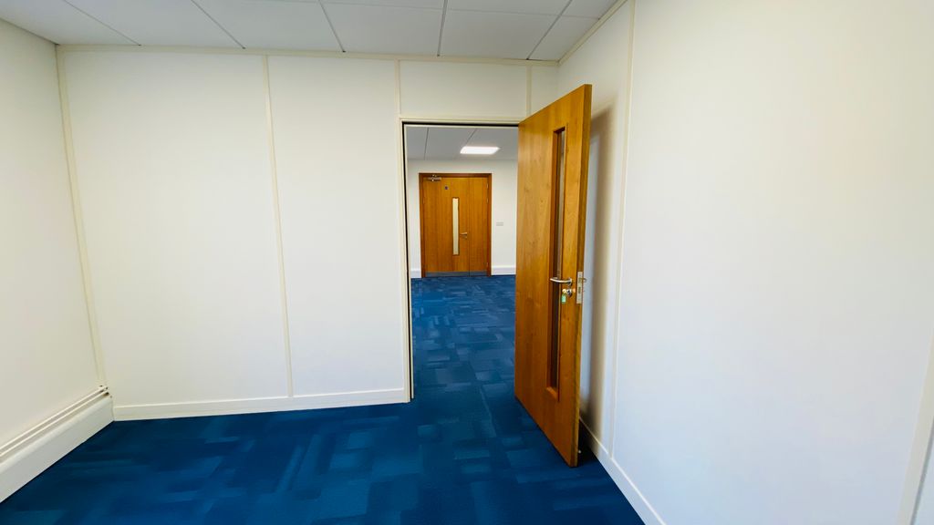 Property photo 3 of 14 60-09 Office