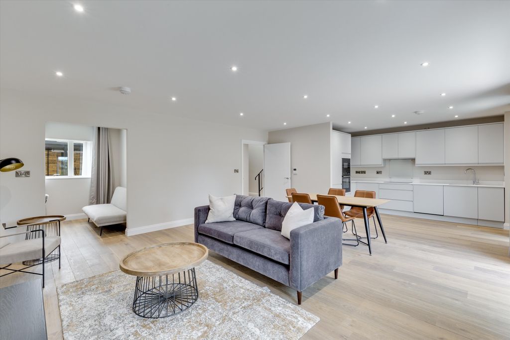 Property photo 2 of 18 Image