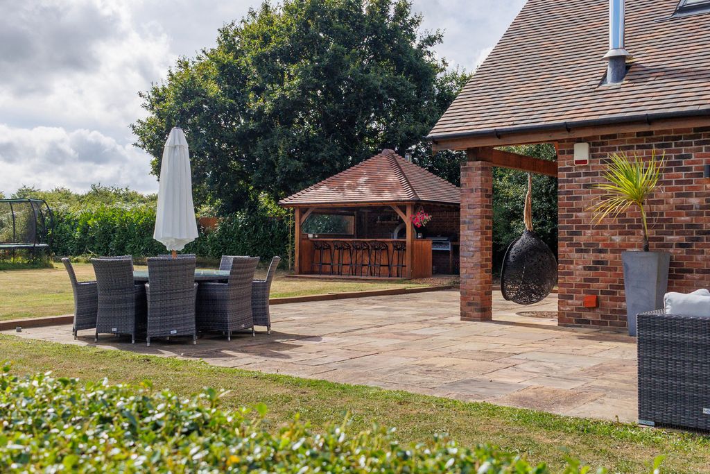 Property photo 3 of 20 Terrace