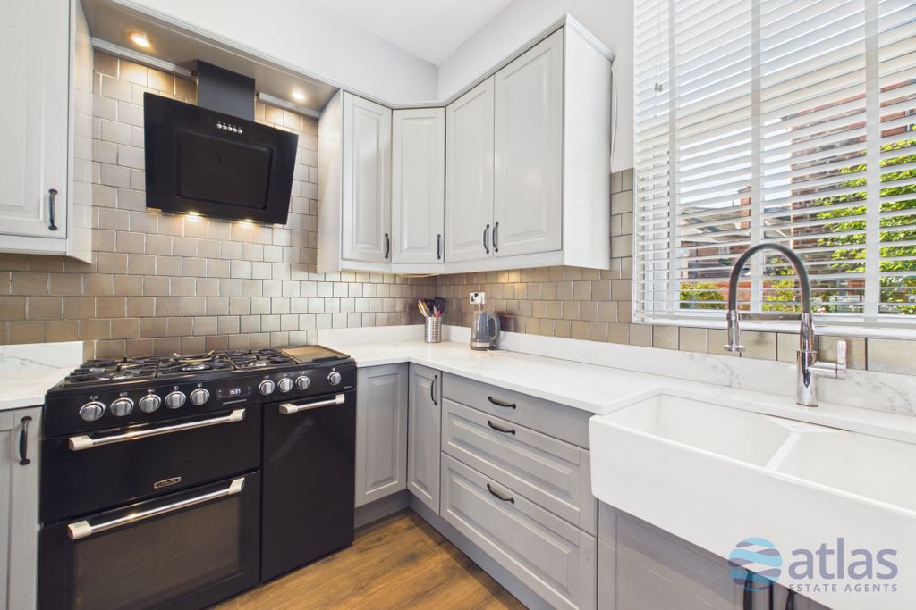 Property photo 3 of 31 Kitchen