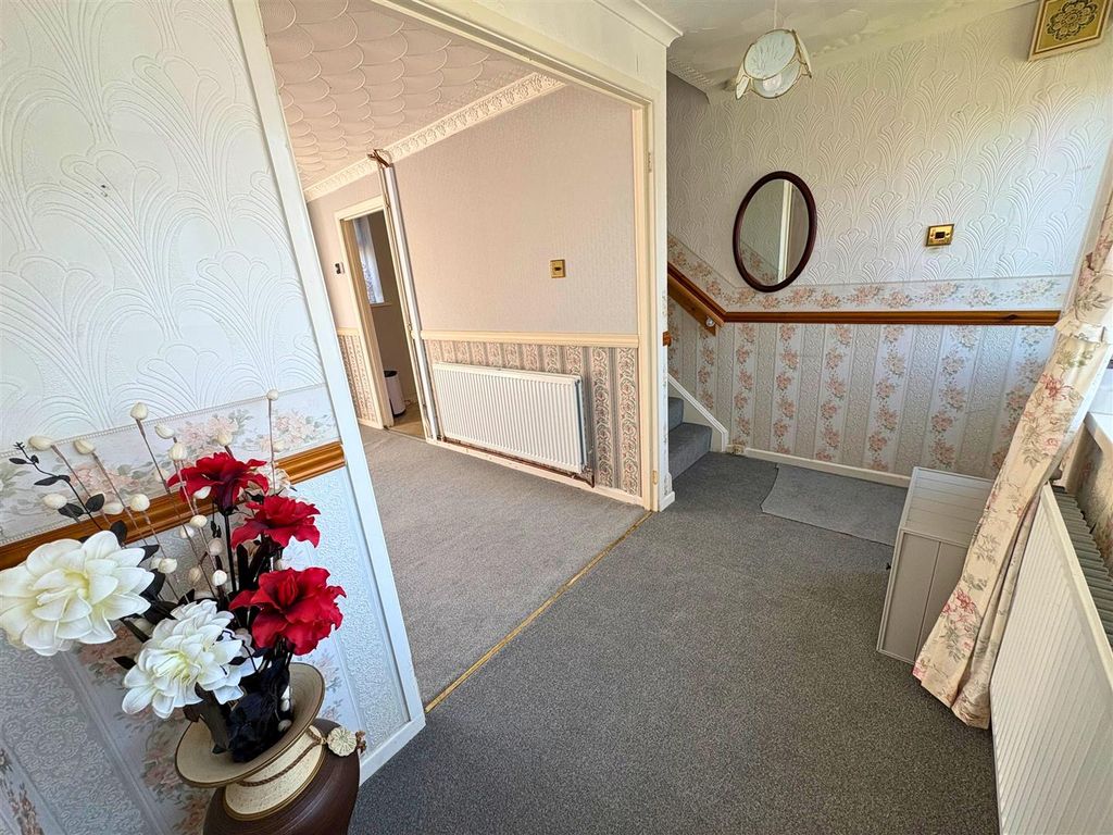 Property photo 3 of 33 Entrance Hallway